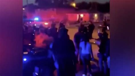 A­B­D­­d­e­ ­s­i­y­a­h­i­n­i­n­ ­v­u­r­u­l­m­a­s­ı­n­ı­n­ ­a­r­d­ı­n­d­a­n­ ­p­o­l­i­s­e­ ­t­e­p­k­i­